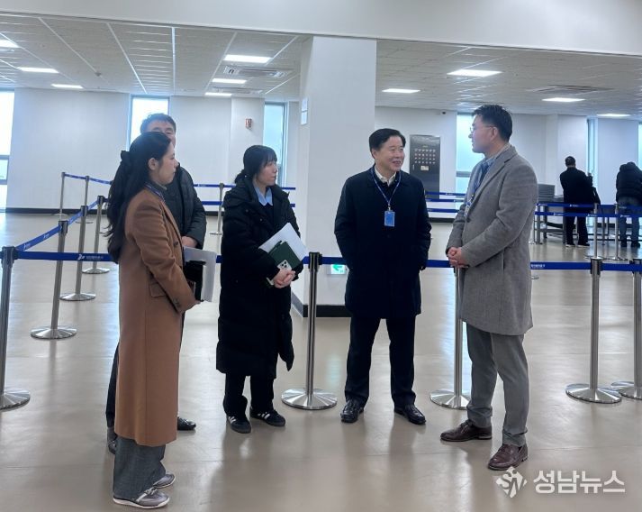 인천항만공사 이경규 사장이 인천항 크루즈 터미널에서 승객 수속 현장을 점검하고 있다