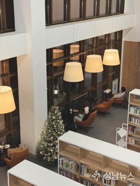 강동숲속도서관 야간 전경(내부)