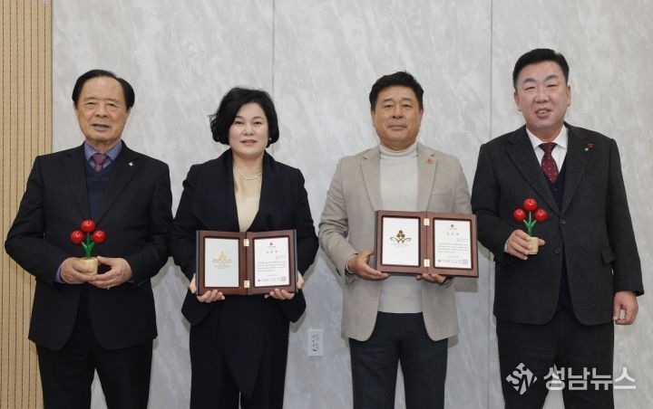 진심 담은 나눔 잇고파” 청주시에 기탁·아너 가입 잇따라(오른쪽부터 이범석 청주시장, 정진옥 M15X 대표, 강민주 강민주의 들밥 대표, 이민성 충북사회복지공동모금회 회장)