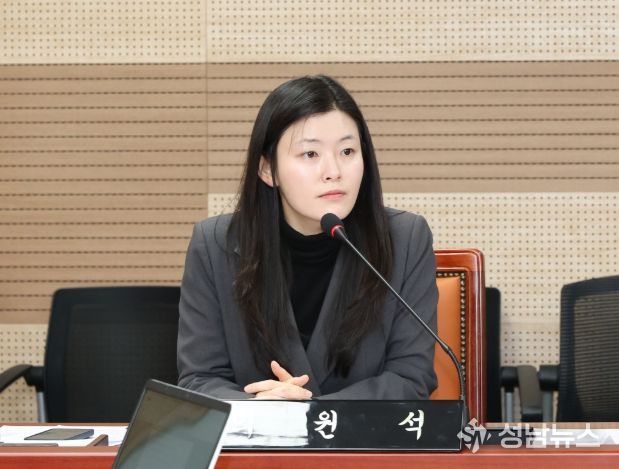 제264회 임시회 상임위원회에서 조례안 제안 설명을 하고 있는 김미성 의원