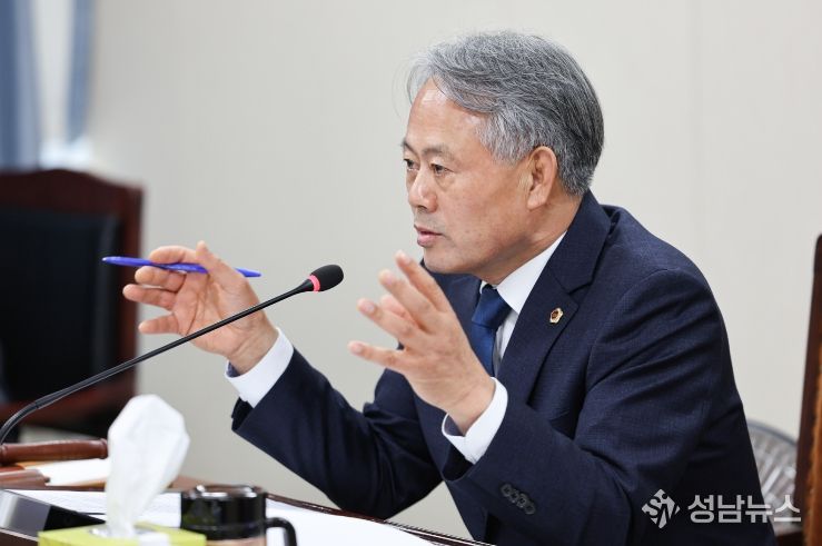 박성재 전남도의원이 농수산위원회 회의(2일)에서 질의를 하고 있다.