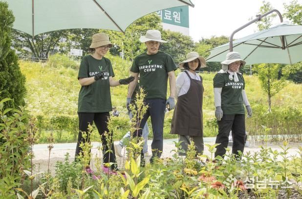 2025년 ‘Y가드닝크루’ 참여자와 대화하고 있는 이기재 양천구청장(가운데)