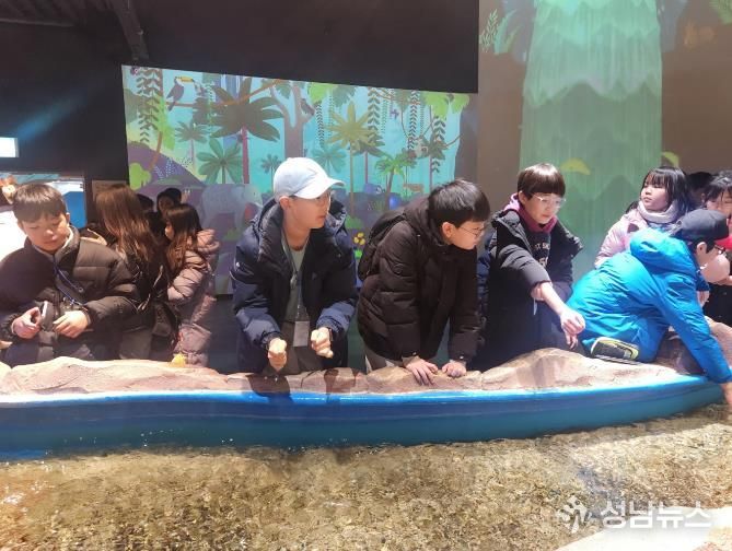 목재문화 자연사 체험관을 방문한 어린이 문화체험단