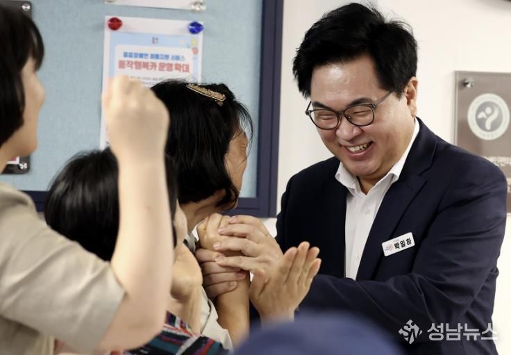 박일하 동작구청장이 지난해 6월 이전한 ‘동작행복카’ 사무실을 방문해 종사자들을 격려하고 있다.