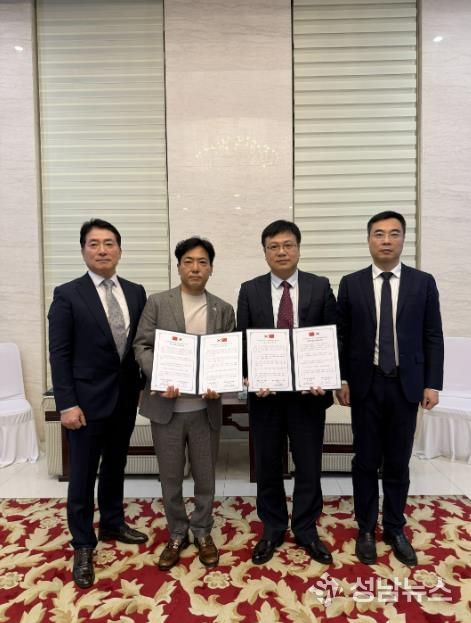 장민기 화성특례시 총괄정무 특별보좌관(왼쪽 두 번째)과 린중린 샤오간시장이 협약서를 들고 있다