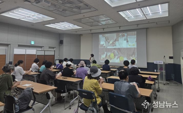 동대문구 「넷제로 그린 아카데미–지구를 위한 뷰티습관」 프로그램에 주민들이 참여하여 체험을 함께 하고 있다