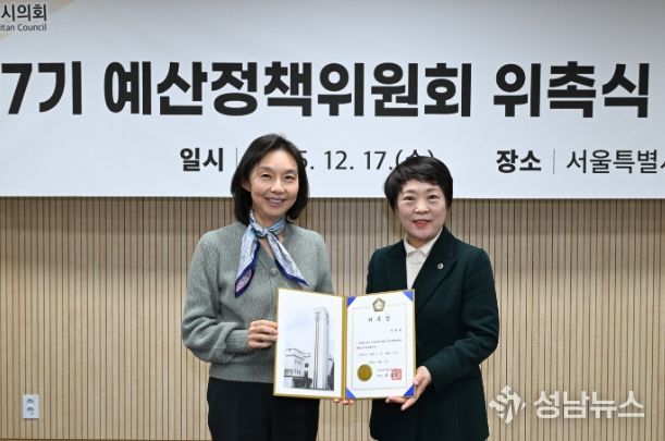 신동원 서울시의원(오른쪽)이 최호정 서울시의회 의장(왼쪽)으로부터 위촉장을 받고 있다.