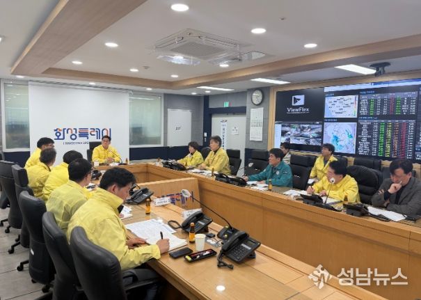 윤성진 화성특례시 제1부시장이 가축질병 재난안전대책본부 긴급회의를 하고 있다
