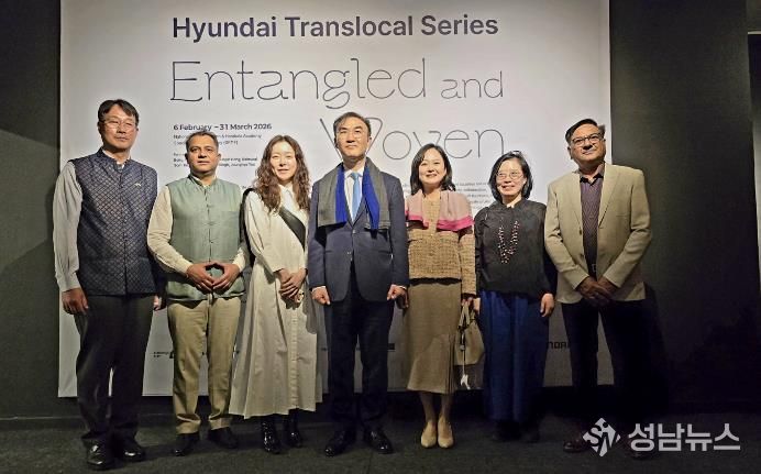 좌부터 황일용 주인도 한국문화원장, 마노즈 라나 인도국립공예박물관장, 이지영 큐레이터, 이성호 주인도 한국대사 내외, 강재영 감독