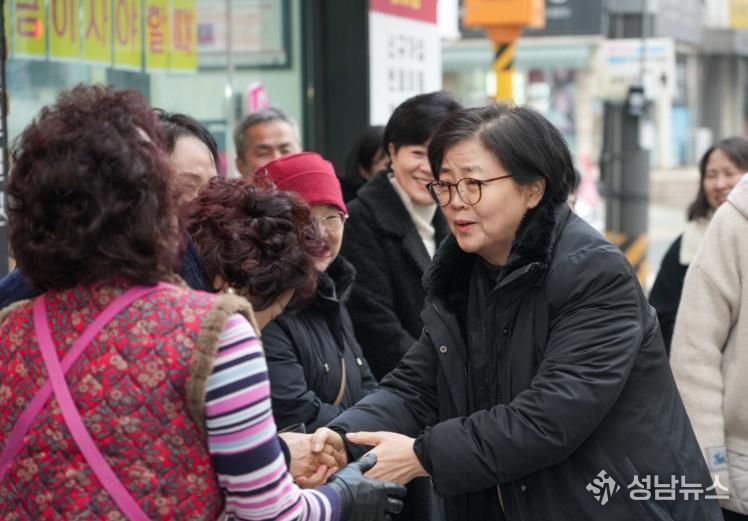 이순희 강북구청장이 설 명절을 맞아 지난 5일 시장을 방문하여 상인들과 소통하고 있다