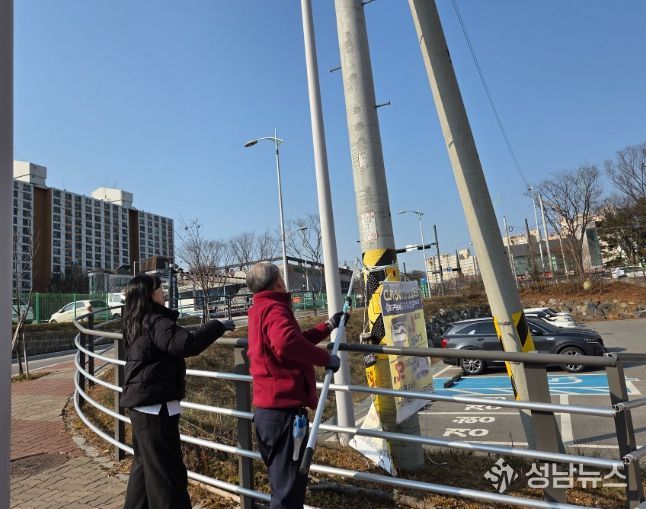 충남 계룡시가 다가오는 설 명절을 맞아 도시환경 개선을 위해 보수하고있다