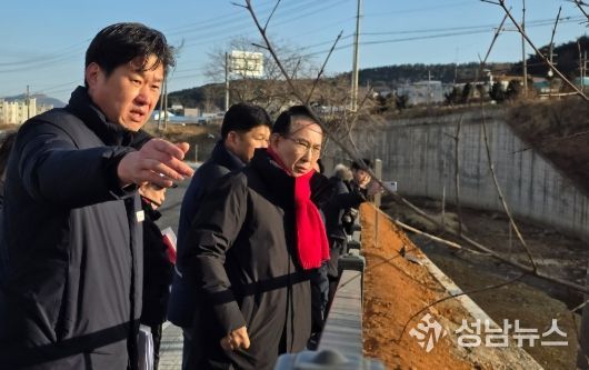 이완섭 서산시장이 시민과 대화 건의사항 해결을 위해 지난 7일 지곡면 현장을 점검하고 있다.