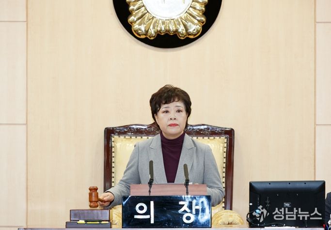 정선희 의장이 제267회 임시회 제2차 본회의를 주재하고 있다