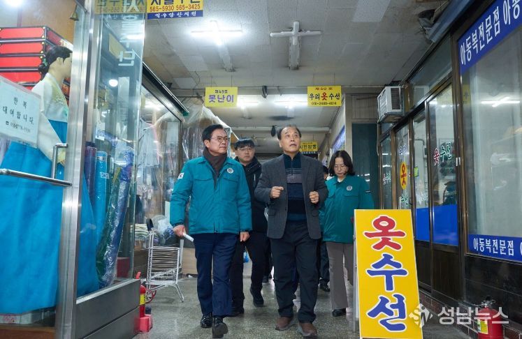 1. 9일 김석필 천안시장 권한대행이 설 명절을 앞두고 천안중앙시장을 찾아 안전점검을 하고 있다.