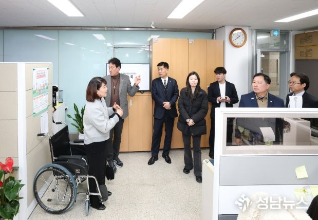 아산시의회 문화복지환경위원회가 신설된 장애인복지과 협소한 사무실 현장방문
