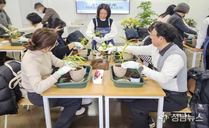 지난 2월 9일 시작한 ‘서초정원사 양성 교육’에서 교육생들이 교육을 받고 있다.