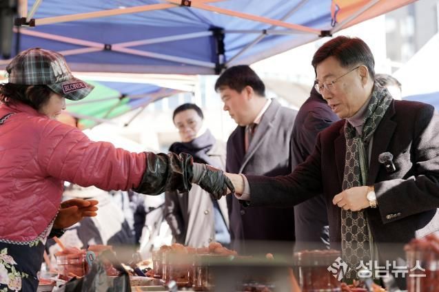 신상진 성남시장이 9일 설을 앞두고 모란민속5일장을 방문해 상인들과 만나고 있다.