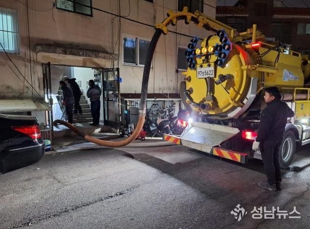 하수도 민원 발생 현장에 출동해 복구 작업 중인 비상 대응반