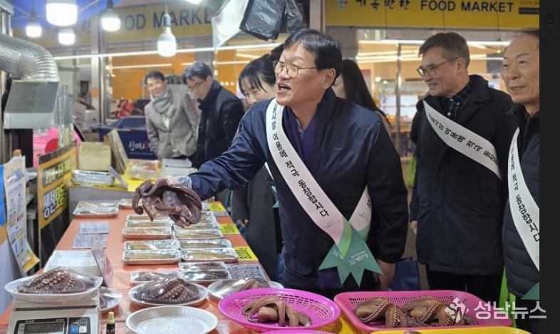 설 명절을 앞두고 10일 신매시장을 방문해 장보기 행사를 개최하고 물가상승과 경기침체로 어려움을 겪고 있는 상인들을 격려했다.