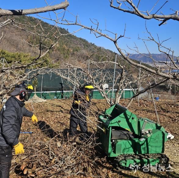 2026년 2월 10일_달성군 영농부산물 파쇄 사진(달성군 영농부산물 파쇄지원단이 지역 과수 농가를 찾아 과수 잔가지 등을 파쇄·정리하고 있다)