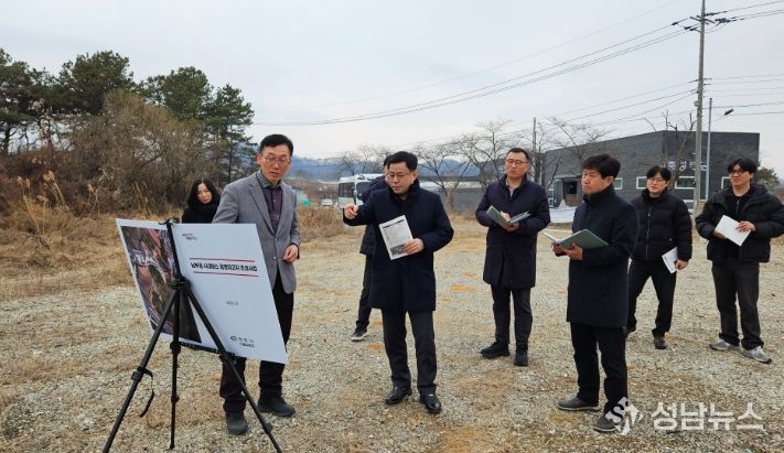 1. 10일 차명국 천안시 기획조정실장이 동남구 광덕면 풍서천 재해복구사업 현장을 찾아 단계별 추진 일정을 점검하고 있다