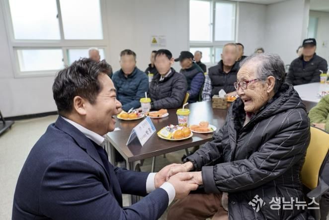 오세현 아산시장이 온양정애원 어르신과 인사나누는 모습