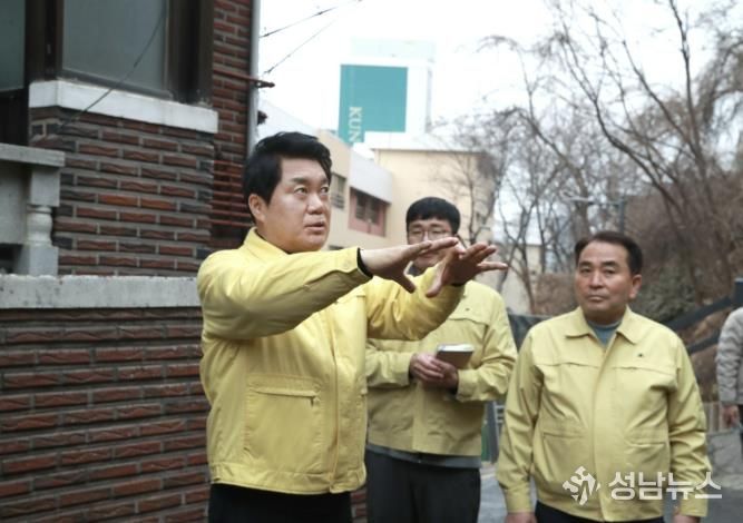 장군봉공원 옹벽 안전을 점검하며 당부의 말을 전하는 박준희 관악구청장(왼쪽 첫 번째)