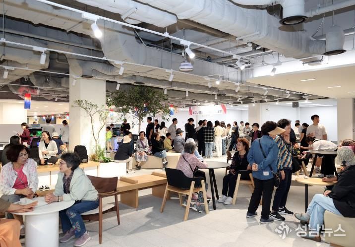 지난해 추석 연휴 동작구청에서 열린 테마파크에서 많은 구민들이 참여하여 즐거운 시간을 보내고 있다.