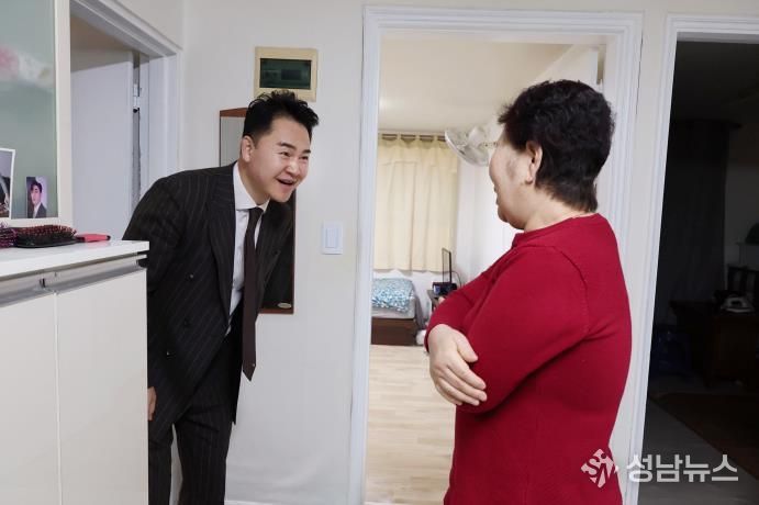 오언석 도봉구청장이 설 명절 방문에서 어르신과 인사를 나누고 있다