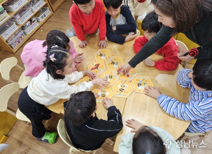 1. 천안시탄소중립지원센터가 11일 백석세빛어린이집에서 ‘찾아가는 탄소중립 교실’을 운영하고 있다.