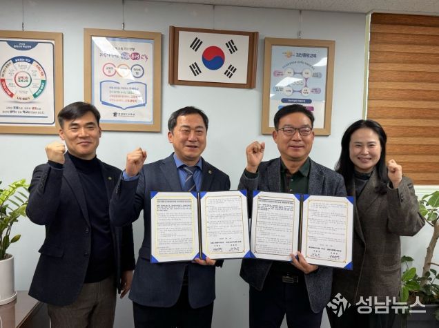 증평 좌구산 휴양랜드-괴산증평교육지원청, 업무협약 체결(왼쪽에서 두번째 괴산증평교육지원청 교육장 우관문, 세번째 휴양랜드사업소장 이태규)