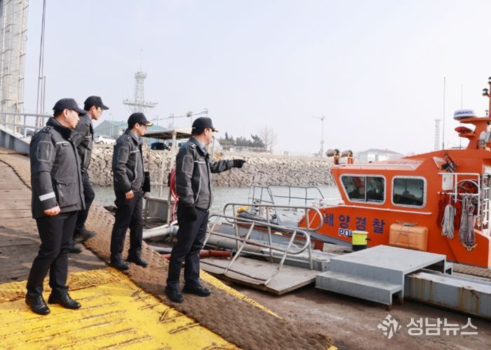 인천 해경전용부두 시설물을 둘러보며 긴급상황 대비 태세를 점검하고 있는 문지현 서특단장(우)과 해양경찰들