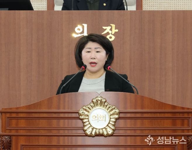 아산시의회 김은복 의원이 본회의장에서 5분 발언을 하고 있다.