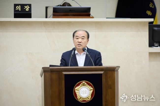 용인특례시의회 김운봉 의원이 11일 열린 제300회 임시회 제2차 본회의에서 5분 자유발언을 하고 있다.