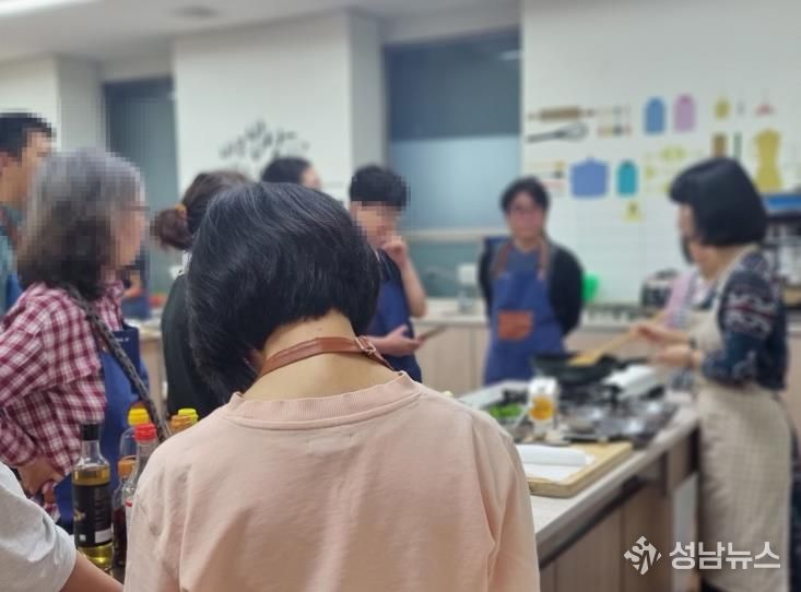 도봉구 주민들이 한 1인가구 음식만들기 행사에서 요리를 배우고 있다.