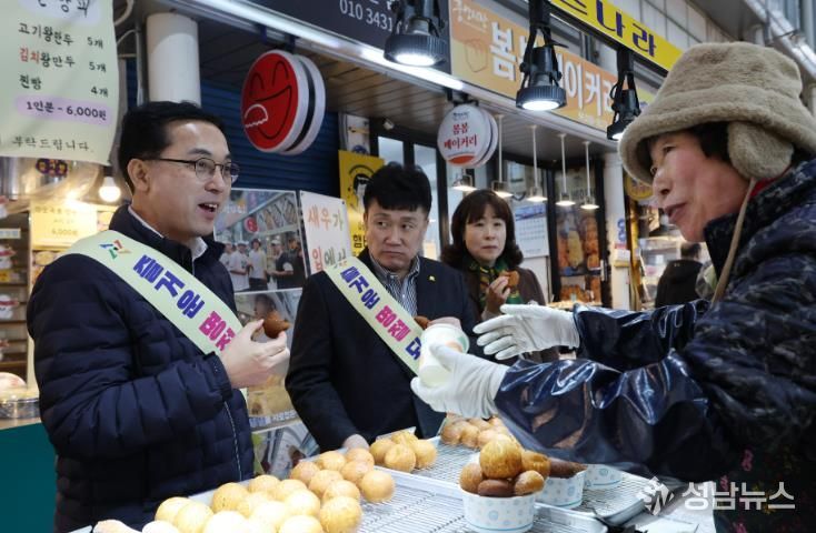 박희조 동구청장이 전통시장을 방문해 장을 보고 상인들과 인사를 나누는 모습