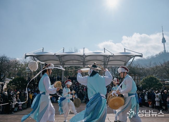 남산골한옥마을에서 설맞이 사물놀이 공연(2025년)