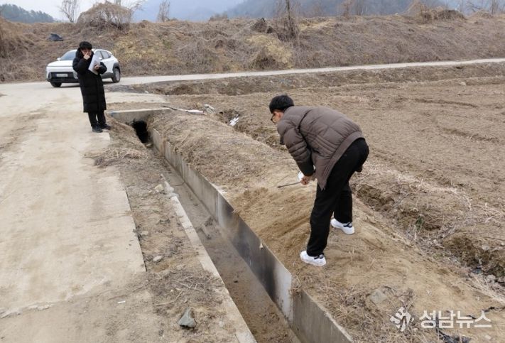 안전정책과 특별점검반이 불정면 하문리에서 제방을 점검하고 있다.