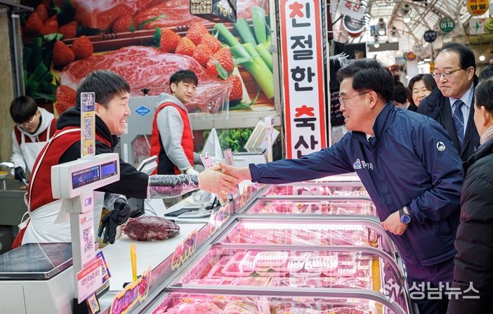 진교훈 서울 강서구청장(오른쪽)이 12일 설 명절을 앞두고 남부골목시장을 찾아 상인과 악수하며 인사를 나누고 있다.
