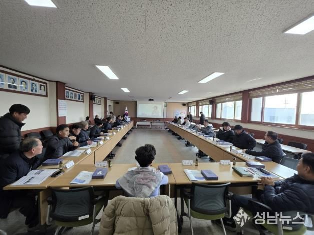 염치읍 복지이장 역량강화 교육 동영상 시청 사진