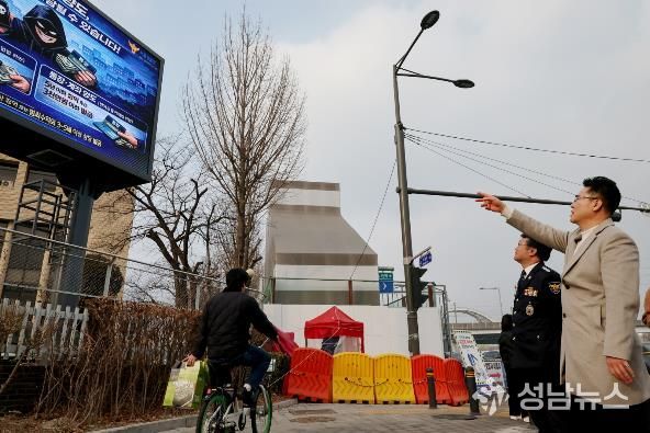 오언석 도봉구청장(오른쪽)이 구정 홍보 전광판을 가리키고 있다