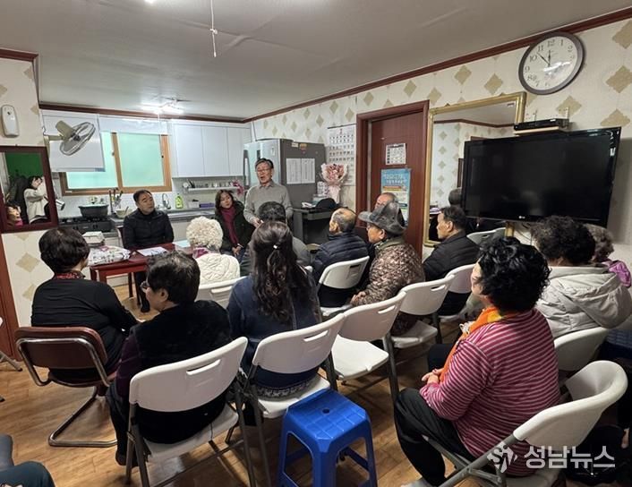 파주시 금촌3동, 경로당 22곳 점검… 새해 맞이 '무엇이든 물어보세요'