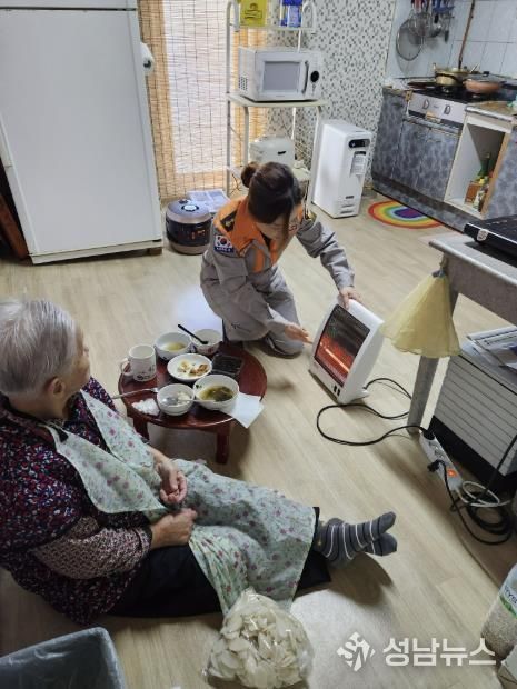 장안면 의용소방대원이 취약 가구를 방문해 안전 지원활동을 하고 있다