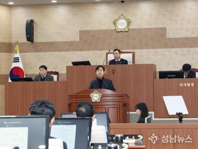 제264회 아산시의회 임시회 제2차 본회의에서 명노봉 의원인 5분 발언을 하고 있다.