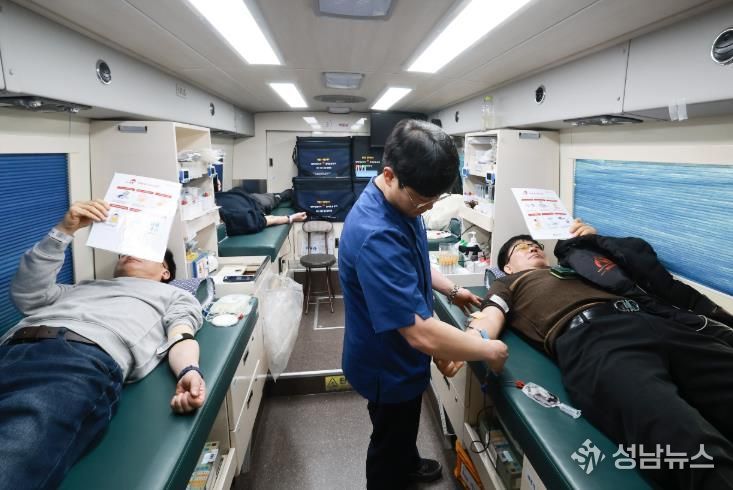 13일 유성구청 직원들이 혈액 수급 안정화를 위해 헌혈에 동참하고 있다.