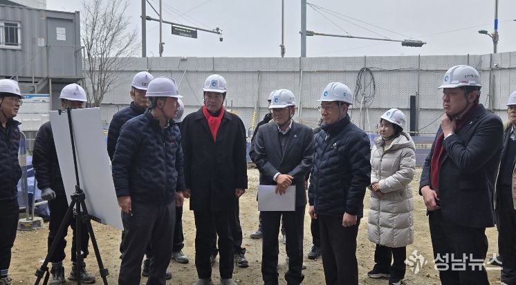 인천시의회 신충식 의원이 13일 유정복 인천시장과 함께 ‘검단근로자복합문화센터’ 공사 현장에서 공사 진행 상황을 듣고 있다.