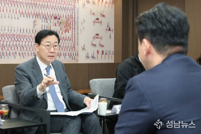 정명근 화성특례시장이 13일 시가 주최한 '생리용품 부담 완화를 위한 소통 간담회'에서 '(가칭) 코리요 생리대' 추진 취지에 대해 설명하고 있다.