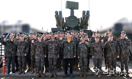 오세훈 서울시장이 16일(월) 1방공여단 방공진지 장병들과 기념사진을 촬영하고 있다.