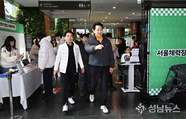 오세훈 서울시장이 16일(월) 서울시청 1층 로비에서 열리고 있는 ‘설맞이 서울체력장 팝업’을 둘러보고 있다. 서울체력장 팝업은 설 당일 포함 18일(수)까지 진행된다.