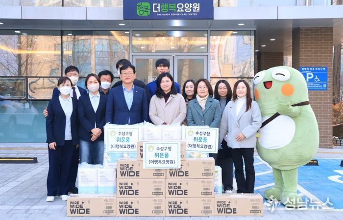 김대권 수성구청장과 수성구 대표 캐릭터 ‘뚜비’가 지난 13일 더행복요양원을 방문해 어르신들의 안부를 살피고 시설 종사자들의 노고에 감사를 전했다.